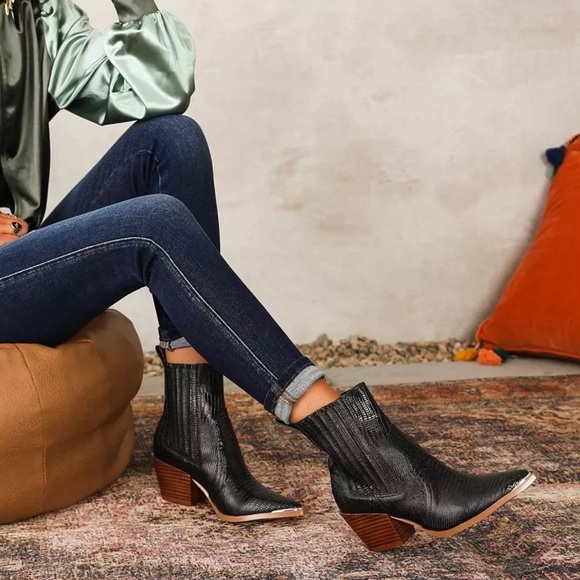 Eleanor Women's Western Ankle Boots - Picture 4 of 9